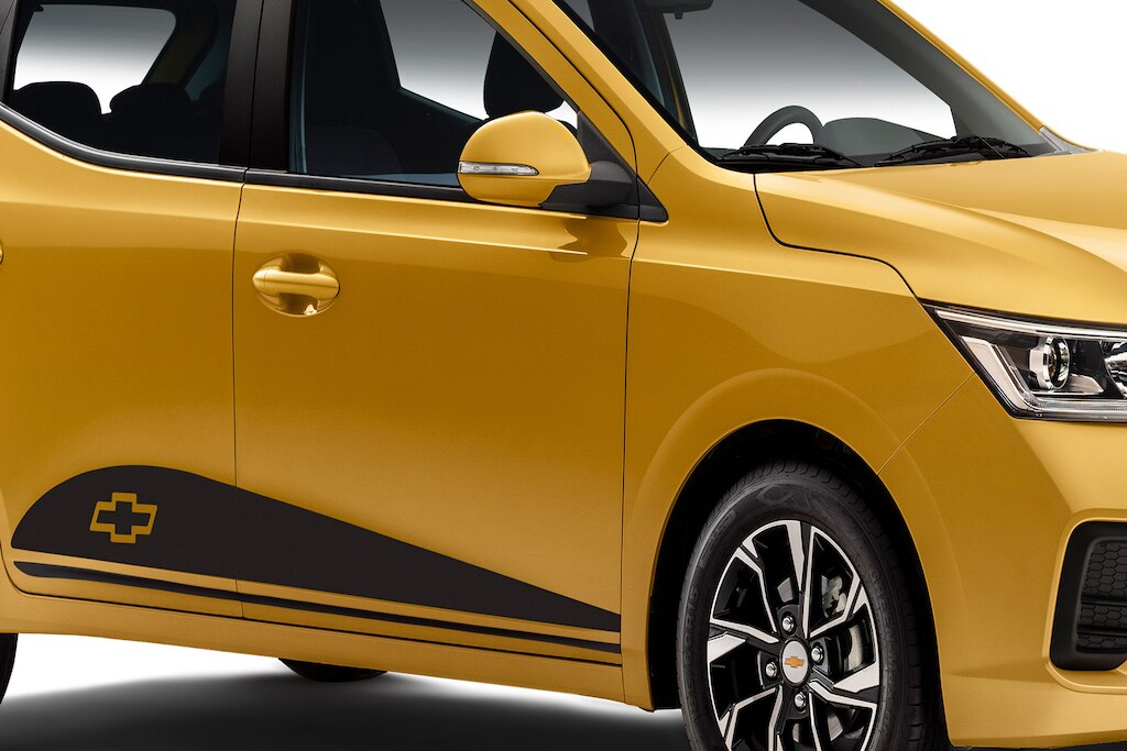 En el kit Adventure para Chevrolet Aveo 2025, encuentras accesorios como la calcomanía curve lateral para tu auto tipo sedán