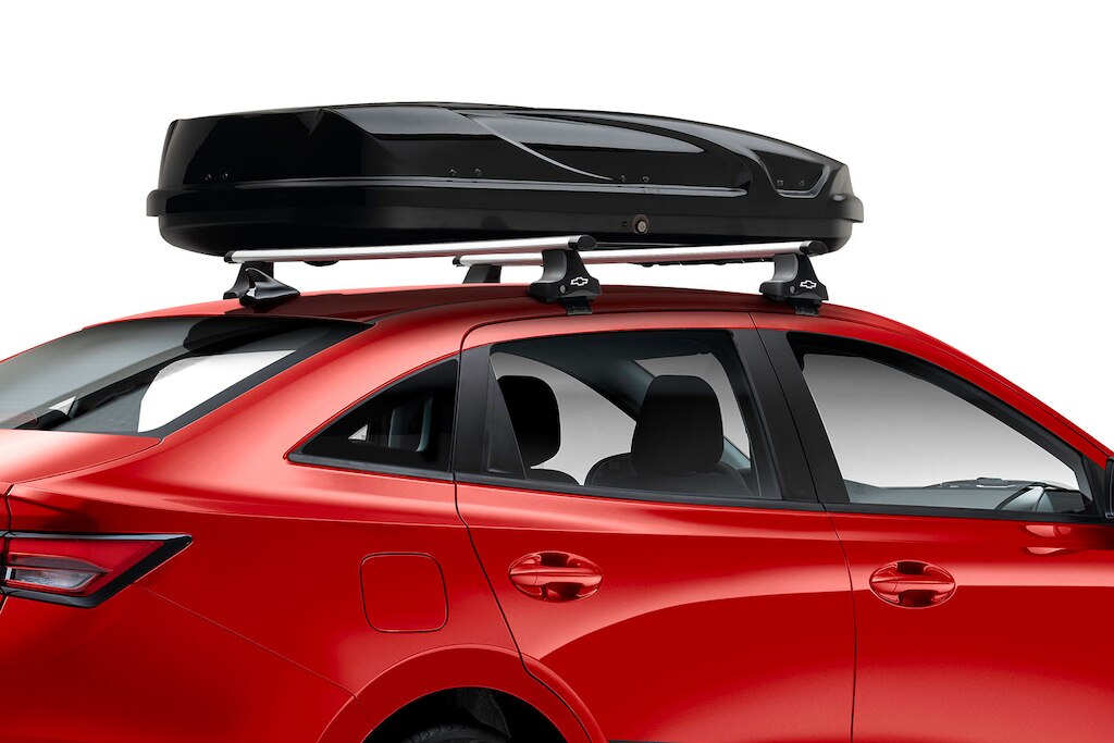 En el kit Adventure para Chevrolet Aveo 2025, encuentras accesorios como la concha portaequipaje para tu auto tipo sedán