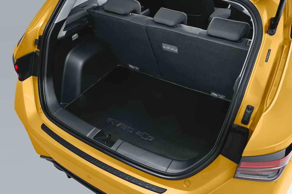 Conoce el tapete de vinil para cajuela incluido en el kit Adventure de tu auto tipo sedán Chevrolet Aveo 2025