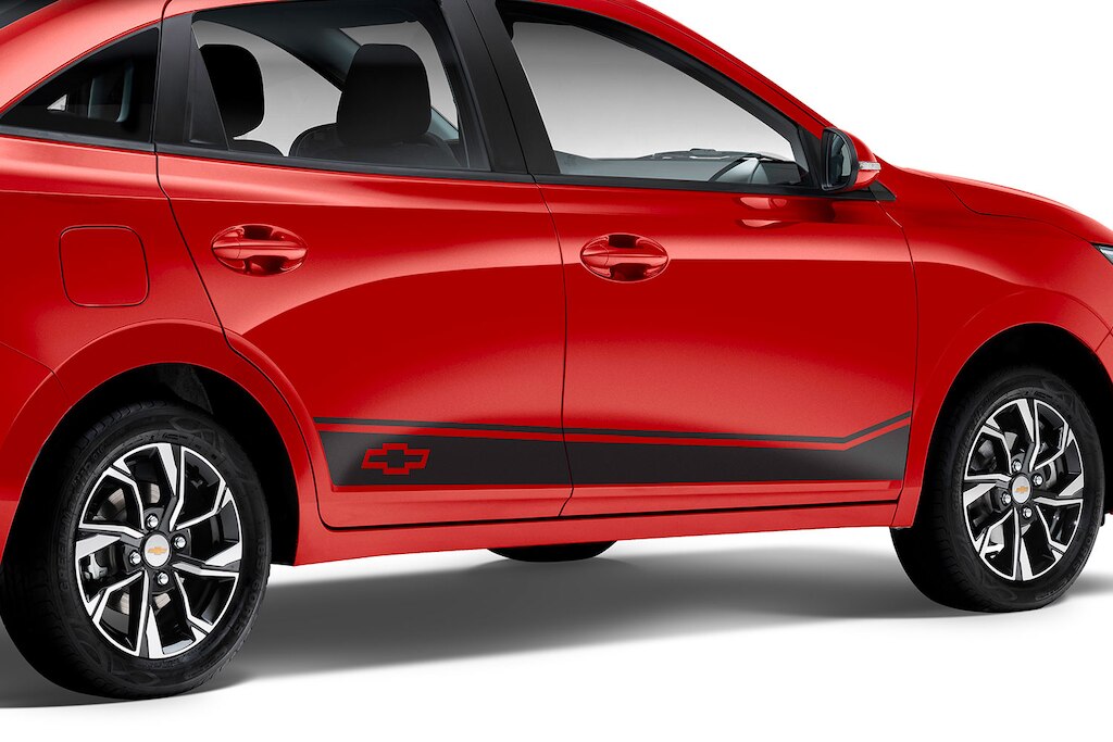 Calcomanía superior en el kit Appearance de accesorios originales para tu auto tipo sedán Chevrolet Aveo 2025