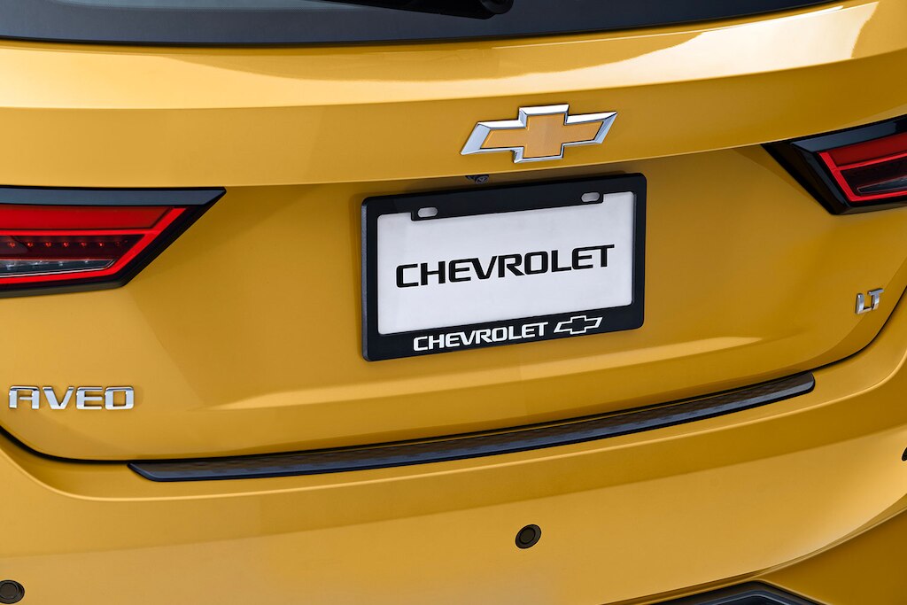 En el kit Appearance de accesorios originales para tu auto tipo sedán Chevrolet Aveo 2025 encuentras calcomanía porta placas