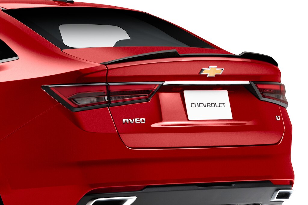 El aleron trasero incluido en el kit Sport para Chevrolet Aveo 2025 le brinda un aspecto mas deportivo a tu auto tipo sedán