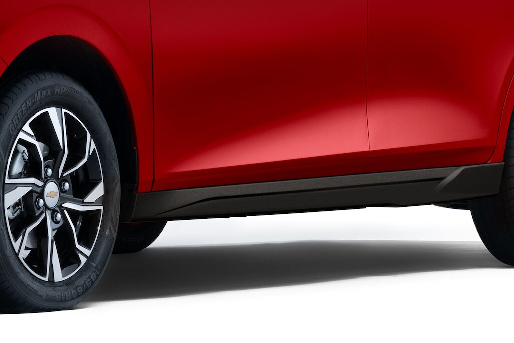 El kit Sport para Chevrolet Aveo 2025 incluye accesorios deportivos como el spoiler delantero para tu nuevo auto tipo sedán