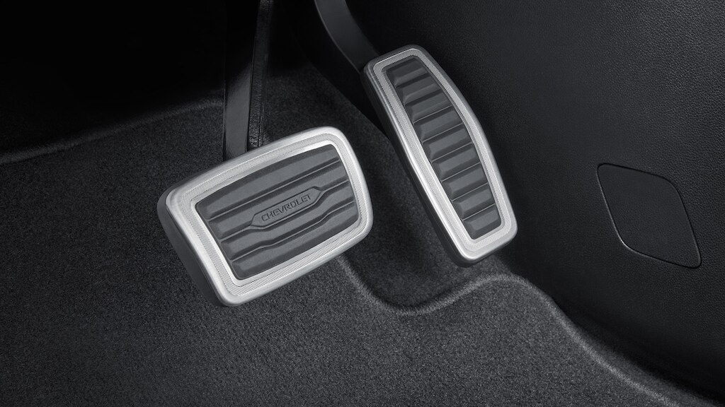 Añade el kit de cubiertas de pedal con acabados brillantes para el interior de tu camioneta mediana, Chevrolet Blazer 2024