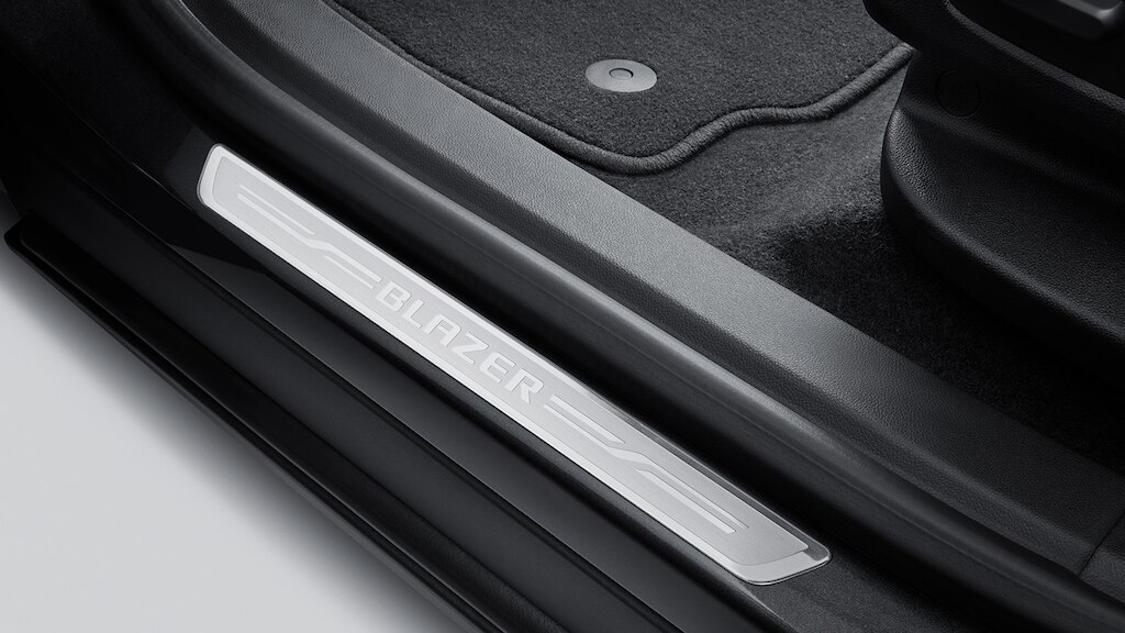 Estrena los protectores de solera frontales con emblema de Chevrolet Blazer 2024, camioneta mediana