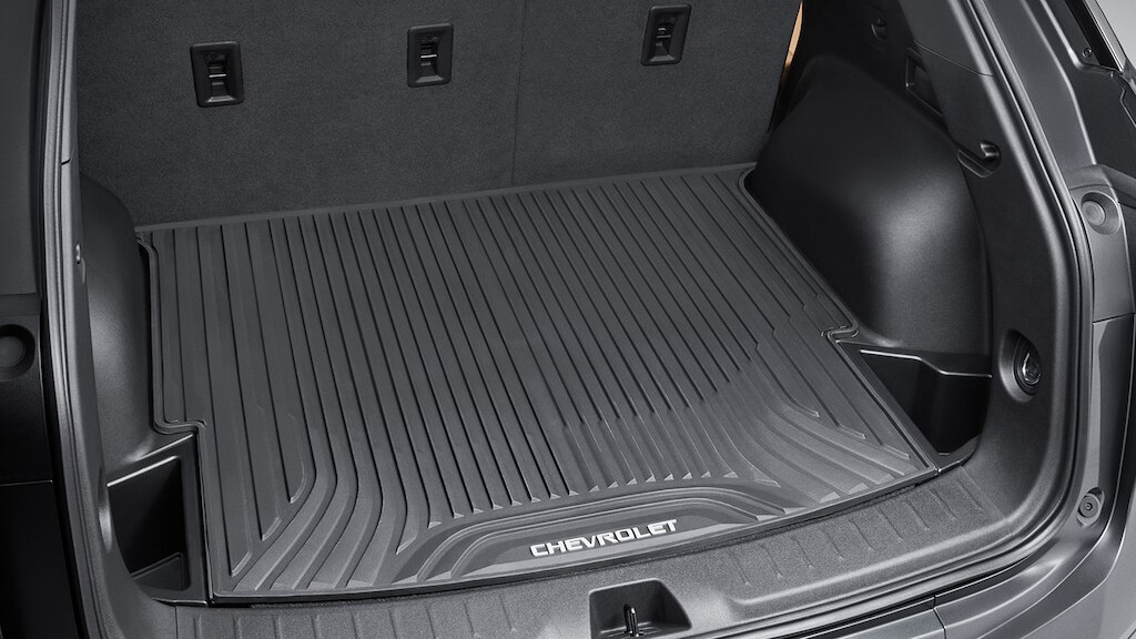 El tapete de vinil para cajuela en negro con emblema Chevrolet Blazer 2024 es uno de los accesorios interiores