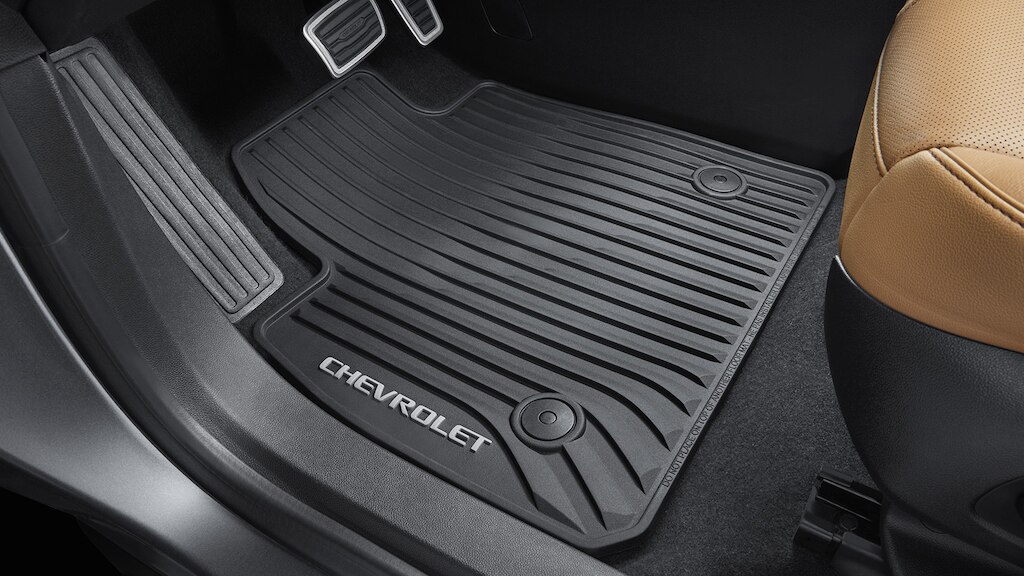 Adquiere el tapete de vinil frontal en negro con emblema de Chevrolet Blazer 2024