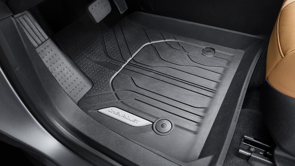 Personaliza el interior de tu camioneta con el tapete de vinil rígido frontal en negro con emblema Chevrolet Blazer 2024