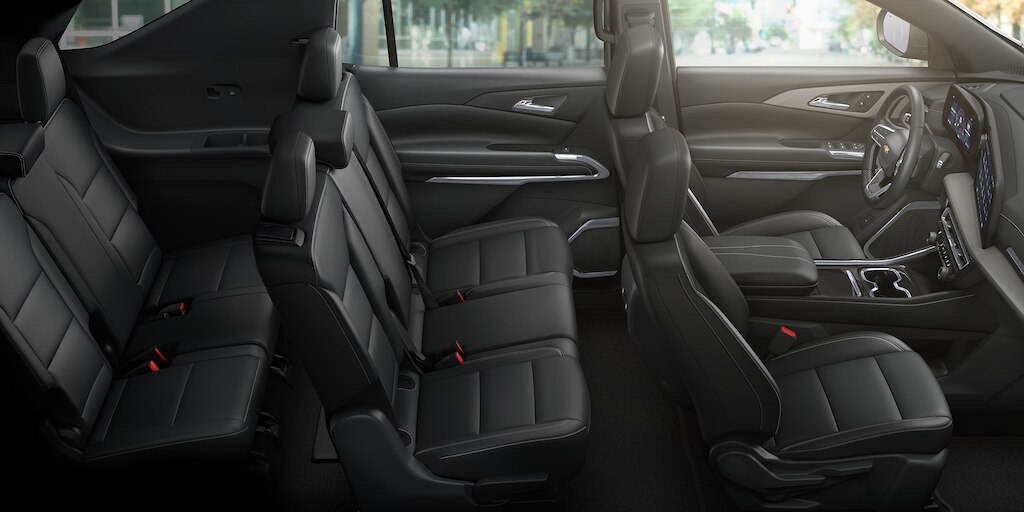 Interiores de piel en color negro para tu nueva Chevrolet Traverse 2025, camioneta familiar 8 pasajeros