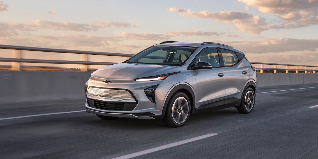Chevrolet Bolt EUV 2023, SUV eléctrica con 2 ganchos de arrastre delanteros y rines en aluminio de 17 pulgadas.