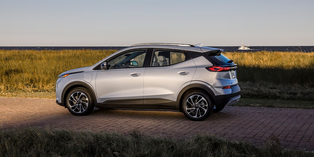 Chevrolet Bolt EUV 2023, SUV eléctrica con manijas al color de la carrocería y acceso con llave inteligente.