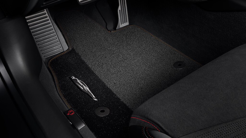 Alfombra para primera fila color beige disponible para Chevrolet Corvette Stingray 2024