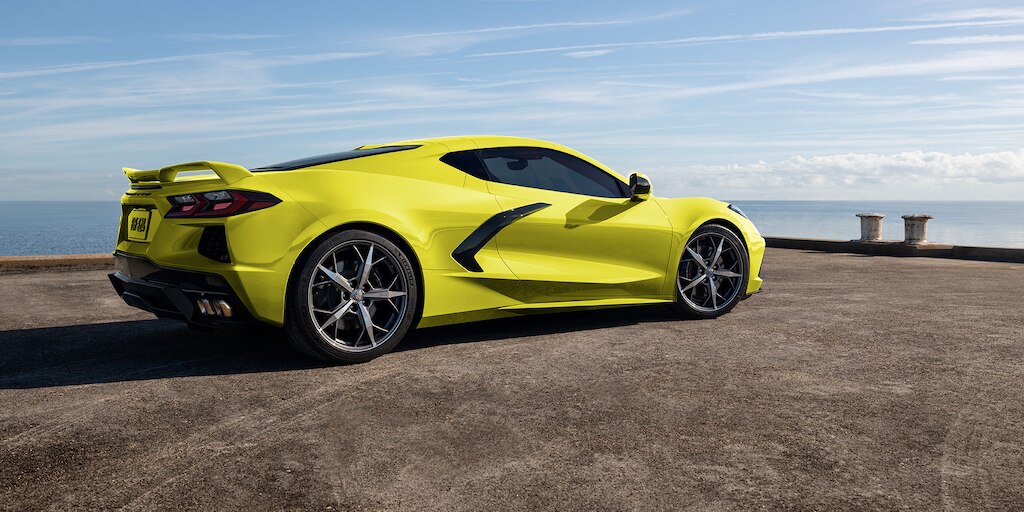 Corvette Stingray 2024, carro deportivo de lujo con sistema de escapes de 4 puntas