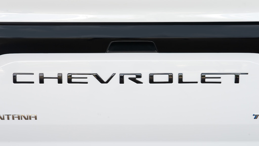 Instala el emblema negro para la tapa de caja de tu Chevrolet Montana 2024, tu pickup compacta