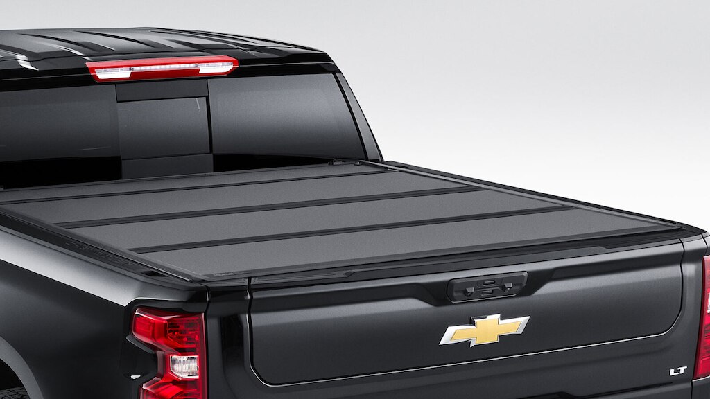 Cubierta rígida Tri-fold en color negro, para proteger la caja de tu Chevrolet Silverado Turbo 2025, camioneta de trabajo